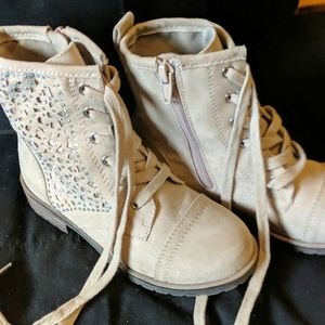 Girls size 1 zip tie boots.